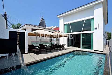 House in Pattaya, Thailand 6 bedrooms № 197617