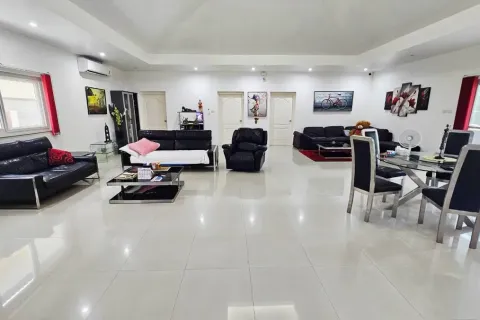 Casa de 3 dormitorios en Pattaya, Tailandia № 212152 - foto 8