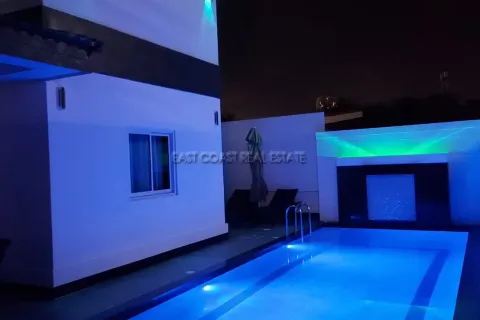 Casa de 6 dormitorios en Pattaya, Tailandia № 212155 - foto 14