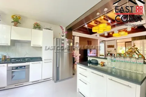 Casa de 4 dormitorios en Pattaya, Tailandia № 212156 - foto 11