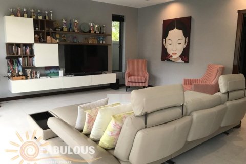 Villa in Bang Tao, Thailand 3 bedrooms № 179475 - photo 3