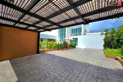Casa de 4 dormitorios en Pattaya, Tailandia № 213074 - foto 2