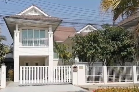 House in San Sai, Thailand 4 bedrooms № 147145 - photo 1