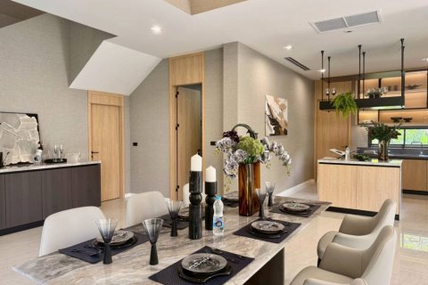Villa in Pattaya, Thailand 4 bedrooms № 146925 - photo 9