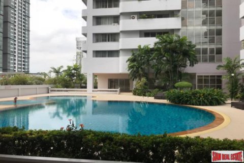 Apartment in Bangkok, Thailand 3 bedrooms № 193087