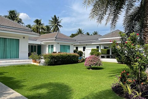 Villa in Sam Roi Yot, Thailand 4 bedrooms № 168569 - photo 1