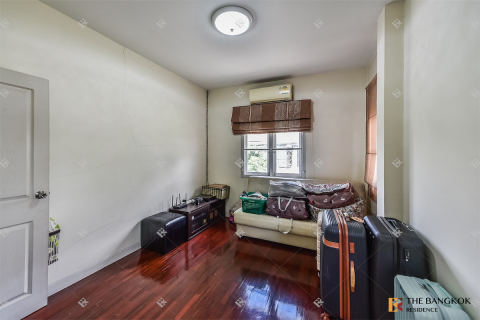 House in Bangkok, Thailand 4 bedrooms № 189457