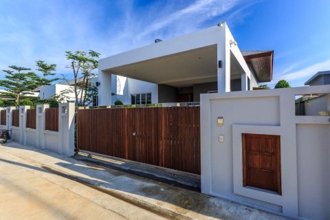 Villa in Phuket, Thailand 3 bedrooms № 151807 - photo 1