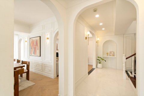 Condo in Bangkok, Thailand, 4 bedrooms  № 180550 - photo 12