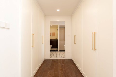 Condo in Bangkok, Thailand, 4 bedrooms  № 180550 - photo 27