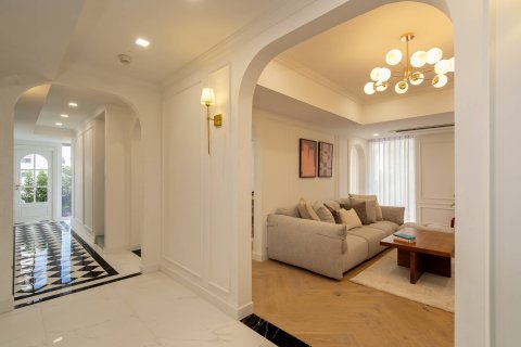 Condo in Bangkok, Thailand, 4 bedrooms  № 180550 - photo 11