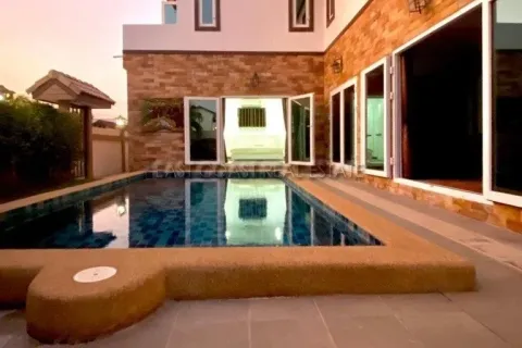 Casa de 3 dormitorios en Pattaya, Tailandia № 213795 - foto 1