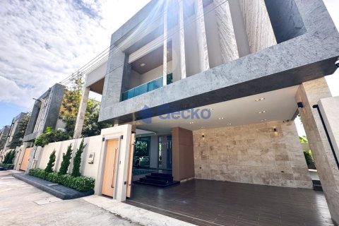 House in Pattaya, Thailand 4 bedrooms № 196282 - photo 10
