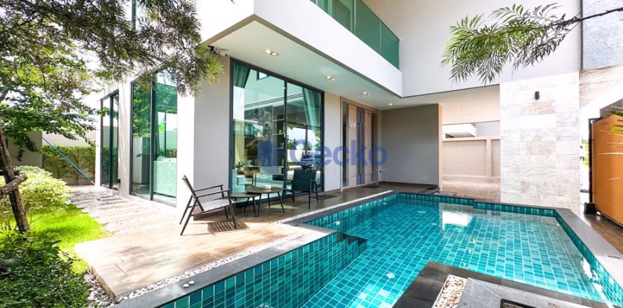 House in Pattaya, Thailand 4 bedrooms № 196282