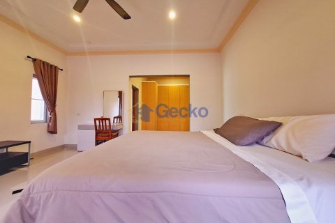 House in Pattaya, Thailand 4 bedrooms № 196287 - photo 17