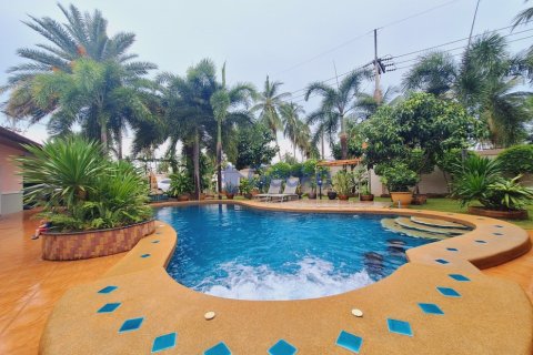 House in Pattaya, Thailand 4 bedrooms № 196287 - photo 2