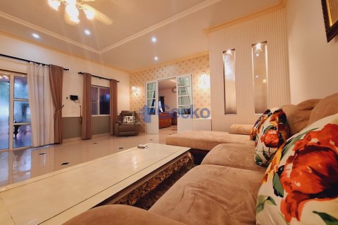 House in Pattaya, Thailand 4 bedrooms № 196287 - photo 8