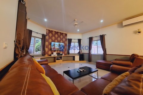 House in Pattaya, Thailand 4 bedrooms № 196287 - photo 10