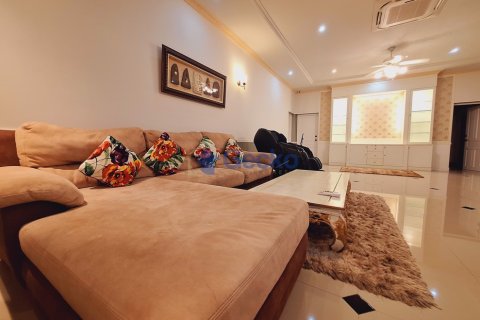 House in Pattaya, Thailand 4 bedrooms № 196287 - photo 7