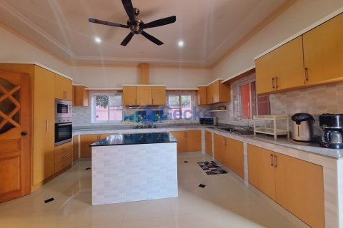 House in Pattaya, Thailand 4 bedrooms № 196287 - photo 14