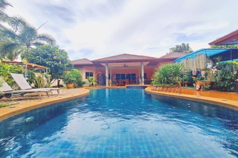 House in Pattaya, Thailand 4 bedrooms № 196287
