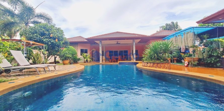 House in Pattaya, Thailand 4 bedrooms № 196287