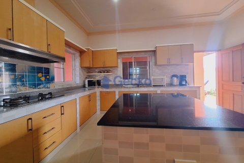House in Pattaya, Thailand 4 bedrooms № 196287 - photo 15