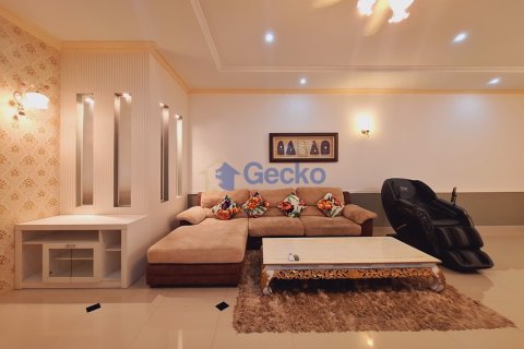 House in Pattaya, Thailand 4 bedrooms № 196287 - photo 9