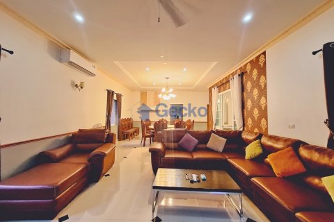 House in Pattaya, Thailand 4 bedrooms № 196287 - photo 12