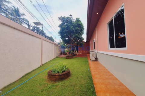 House in Pattaya, Thailand 4 bedrooms № 196287 - photo 3