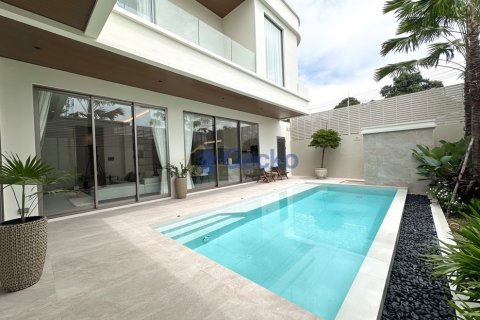 House in Pattaya, Thailand 4 bedrooms № 196285