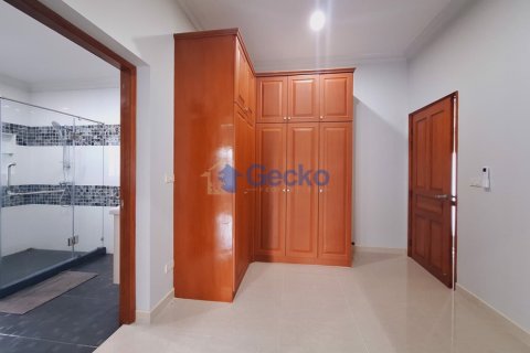House in Pattaya, Thailand 4 bedrooms № 196286 - photo 18