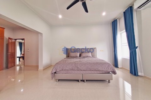 House in Pattaya, Thailand 4 bedrooms № 196286 - photo 17