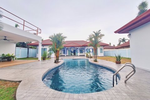 House in Pattaya, Thailand 4 bedrooms № 196286 - photo 1
