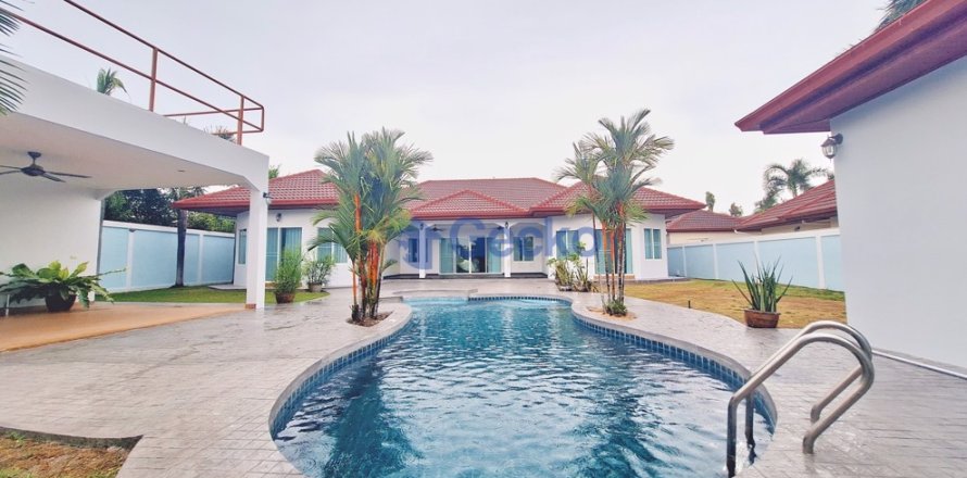 House in Pattaya, Thailand 4 bedrooms № 196286