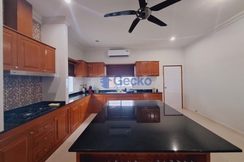 House in Pattaya, Thailand 4 bedrooms № 196286 - photo 13