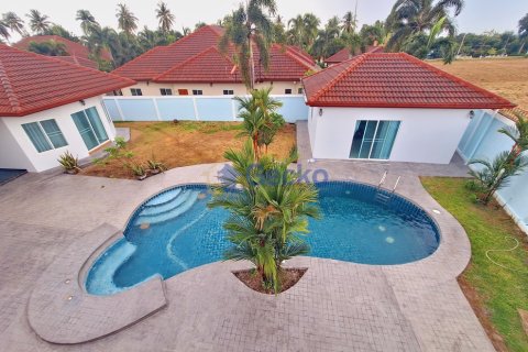 House in Pattaya, Thailand 4 bedrooms № 196286 - photo 3