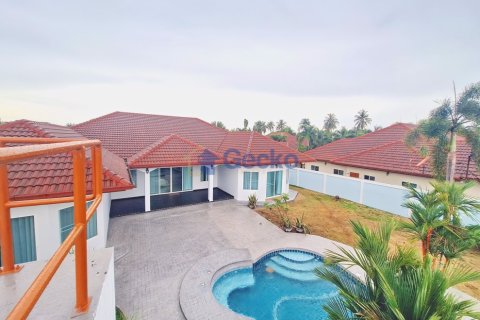 House in Pattaya, Thailand 4 bedrooms № 196286 - photo 4