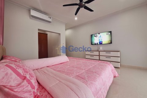House in Pattaya, Thailand 4 bedrooms № 196286 - photo 28