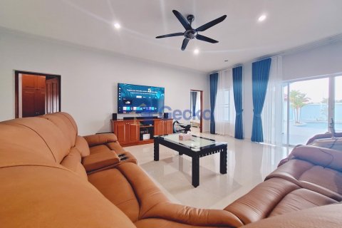 House in Pattaya, Thailand 4 bedrooms № 196286 - photo 9