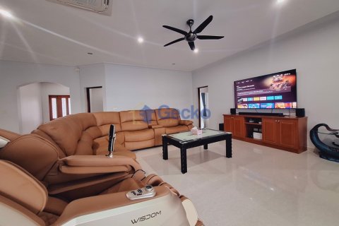 House in Pattaya, Thailand 4 bedrooms № 196286 - photo 11