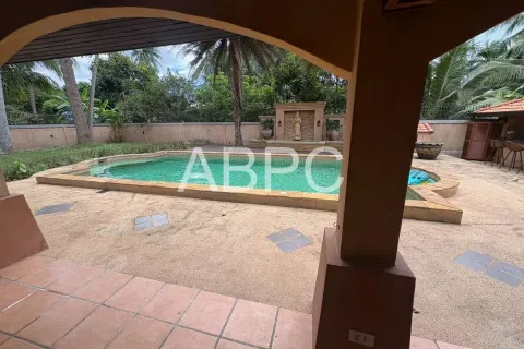 Casa de 4 dormitorios en Pattaya, Tailandia № 210807 - foto 11