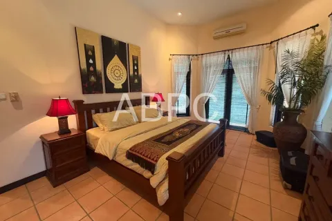 Casa de 4 dormitorios en Pattaya, Tailandia № 210807 - foto 15