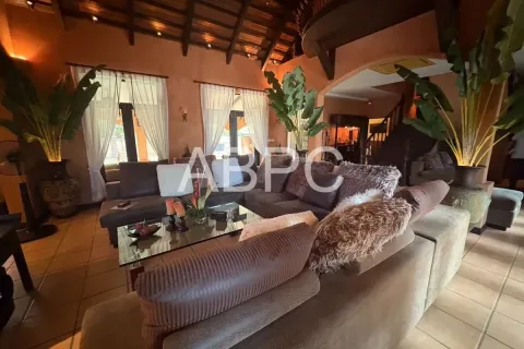 Casa de 4 dormitorios en Pattaya, Tailandia № 210807 - foto 14