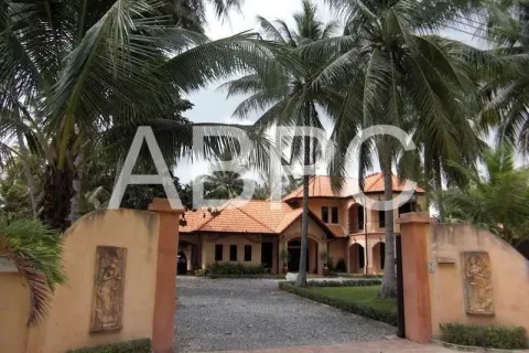 Casa de 4 dormitorios en Pattaya, Tailandia № 210807 - foto 17