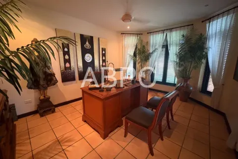 Casa de 4 dormitorios en Pattaya, Tailandia № 210807 - foto 12