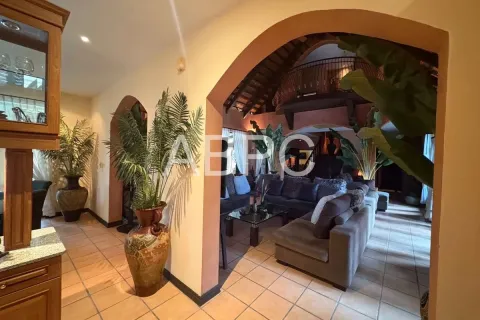 Casa de 4 dormitorios en Pattaya, Tailandia № 210807 - foto 3