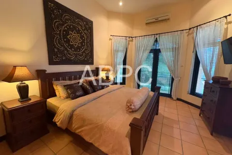 Casa de 4 dormitorios en Pattaya, Tailandia № 210807 - foto 16