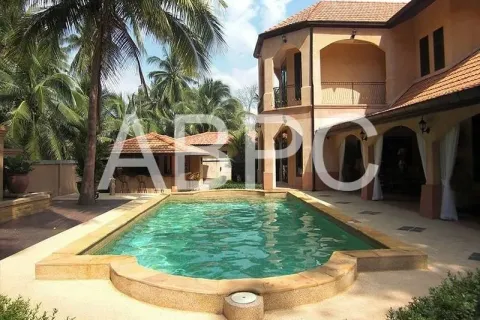 Casa de 4 dormitorios en Pattaya, Tailandia № 210807 - foto 5