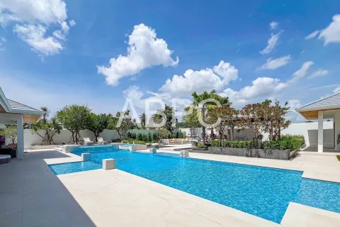 Casa de 5 dormitorios en Pattaya, Tailandia № 211545 - foto 14